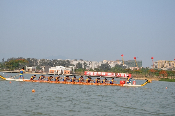 比赛现场（蓝色为yl23411集团龙舟队）