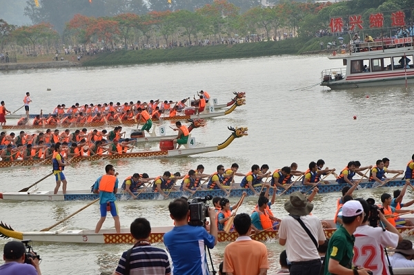冲过终点（蓝色为yl23411集团龙舟队）